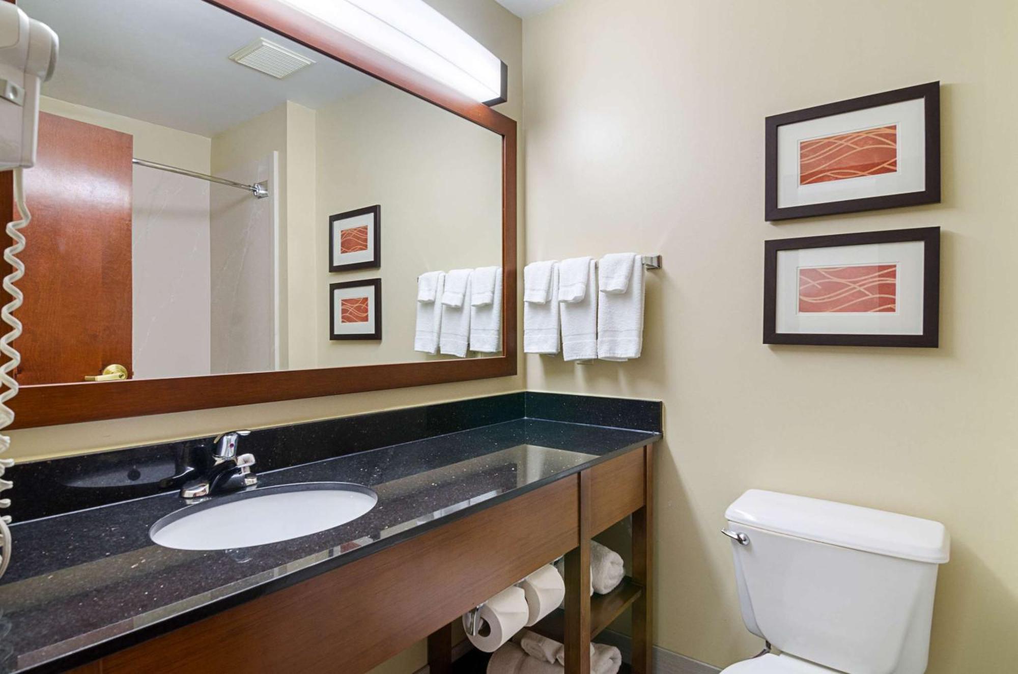 Comfort Inn & Suites Hutchinson Exteriör bild